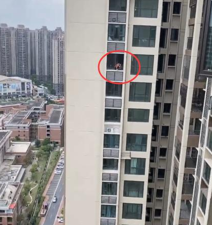 驚!一男子百米高空作業(yè)不做任何防護(hù)措施